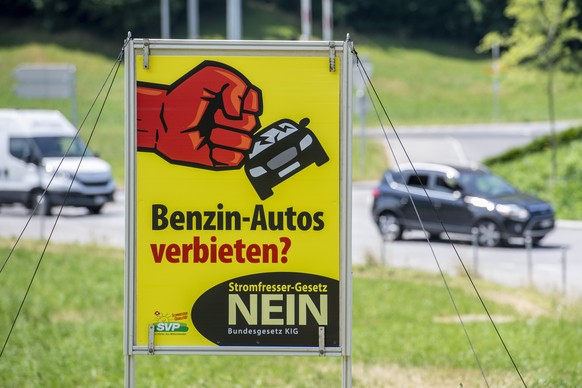 Ein Plakat der SVP wirbt fuer ein Nein zum Klimagesetz, am Montag, 12. Juni 2023 in Bueren im Kanton Nidwalden. (KEYSTONE/Urs Flueeler)