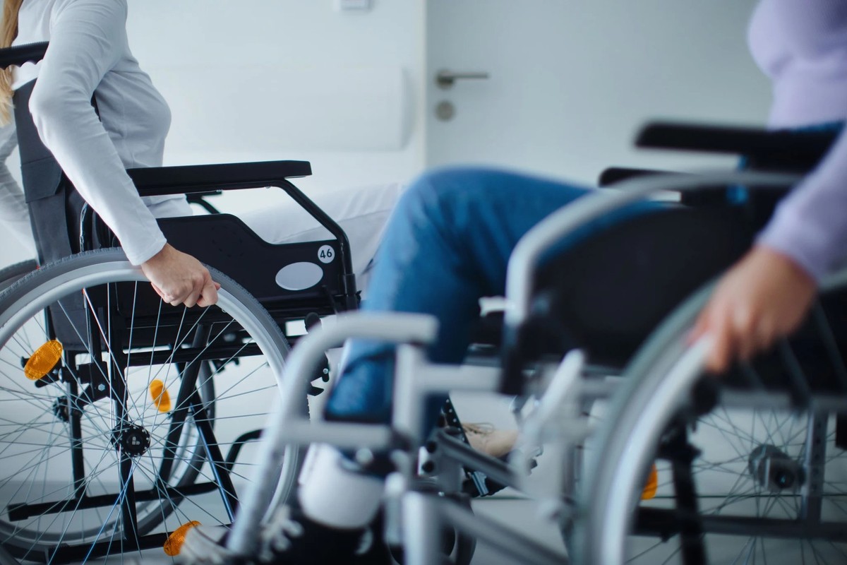 La sclérose en plaques conduit de moins en moins souvent à une vie en fauteuil roulant, mais la maladie reste difficile à traiter.