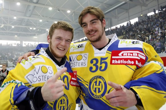 HC Davos Torhueter Leonardo Genoni, links, und Torhueter Reto Berra, rechts, jubeln nach dem Gewinn des Meistertitels im siebten der Best of Seven Serie Eishockey Playoff-Final-Spiel der National Leag ...