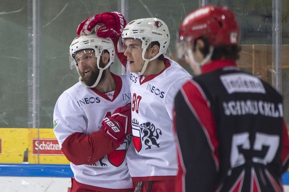 Lausanne HC Stuermer Robin Leone, Mitte feiert seinen Treffer zum 0-1 mit Benjamin Antonietti, links, waehrend dem Eishockey-Meisterschaftsspiel der National League zwischen den SC Rapperswil-Jona Lak ...