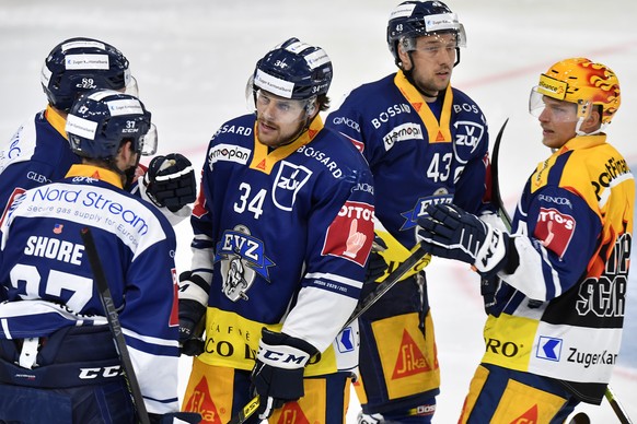 Die Zuger jubeln nach dem 1-0 im dritten Eishockey Playoff Viertelfinalspiel der National League zwischen dem EV Zug und dem SC Bern in Zug am Samstag, 17. April 2021.(KEYSTONE/Walter Bieri)