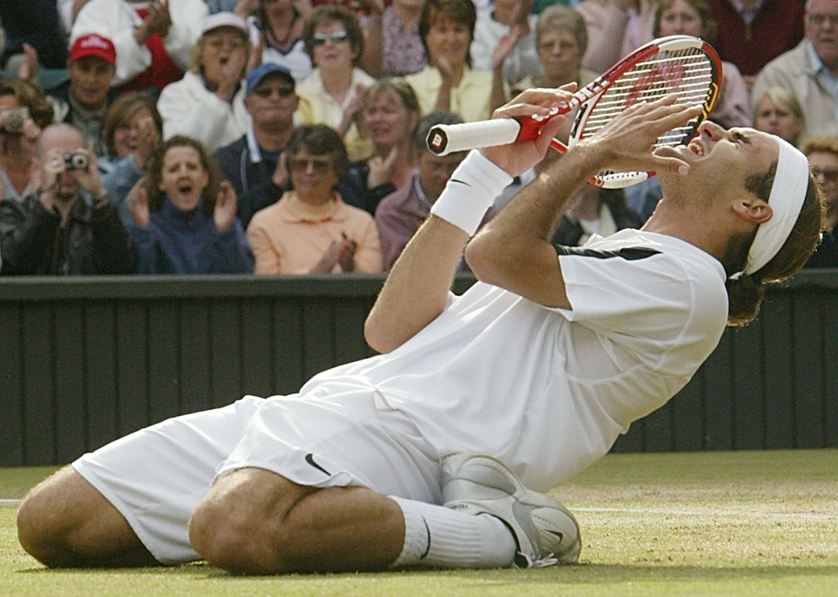 ARCHIV --- ZUM BERICHT �100 JAHRE CENTRE COURT WIMBLEDON� STELLEN WIR IHNEN FOLGENDES BILDMATERIAL ZUR VERFUEGUNG --- Defending champion Roger Federer, reacts at match point over Andy Roddick, at the  ...