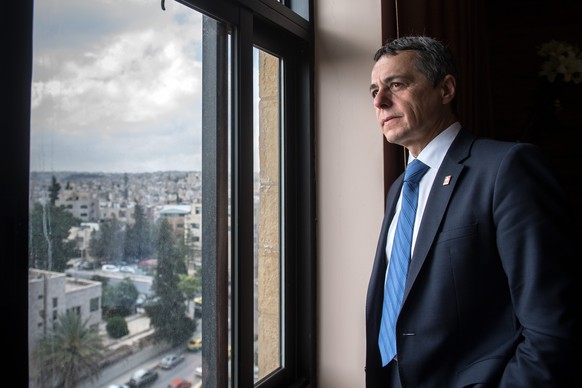 Swiss Federal Councillor Ignazio Cassis, looks through a window at the city of Amman, Jordan, on Monday, May 14, 2018. Cassis is on a three day visit to Jordan. (KEYSTONE/Ti-Press/Gabriele Putzu)