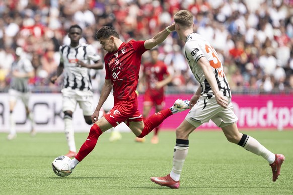 Omer Dzonlagic (FC Biel), kaempft um den Ball mit Anton Kade (FCB), beim 100. Schweizer Fussball Cup Final zwischen dem FC Biel-Bienne und FC Basel, am Sonntag, 1. Juni 2025, im Stadion Wankdorf in Be ...