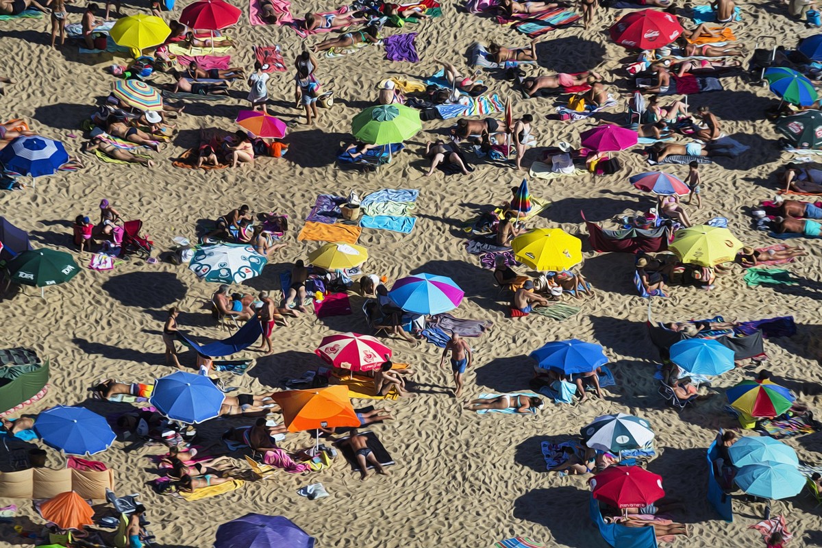 Blick von oben auf anonyme Menschenmenge, Urlauber, farbenfrohe Sonnenschirme am Strand, gutes Sommerwetter, Illustration, stilisiert, Symbolbild, Nazare, Nazaré, Atlantikküste, Portugal, Europa *** V ...