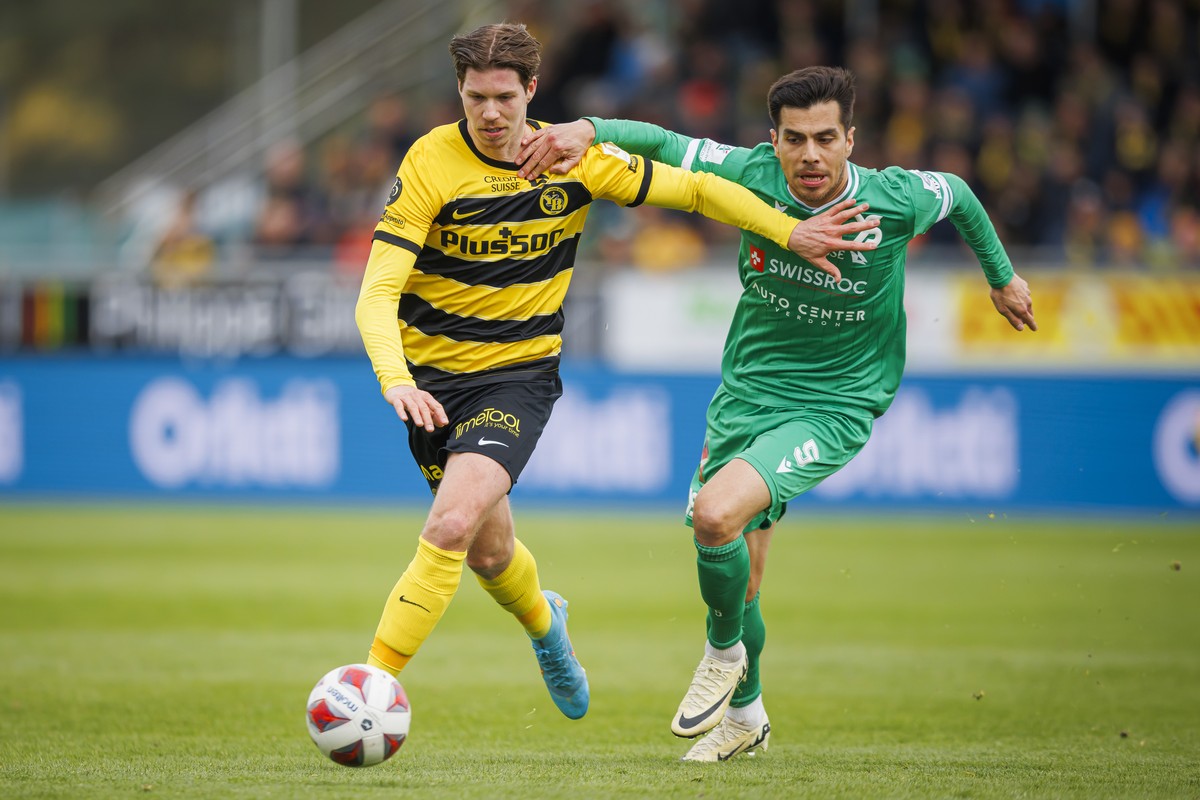 L'attaquant bernois Cedric Itten, gauche, lutte pour le ballon avec le milieu yverdonnois Boris Cespedes, droite, lors de la rencontre de football de Super League entre Yverdon Sport FC et le BSC ...