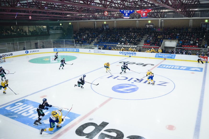 Die gut gefuellte Tribuehne in der Kunsteisbahn Kuesnacht beim Eishockey Achtelfinal Cupspiel zwischen den GCK Lions und dem HC Davos in der Eishalle KEK, am Dienstag, 25. Oktober 2016, in Kuesnacht.  ...