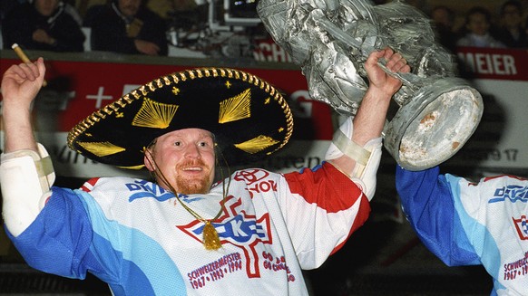 Die Eishockeyspieler Felix Hollenstein, rechts, und Roman Waeger des EHC Kloten feiern am 1. April 1995 im Stadion Schluefweg in Kloten, Schweiz, den Sieg der Eishockey Meisterschaft. (KEYSTONE/Str)