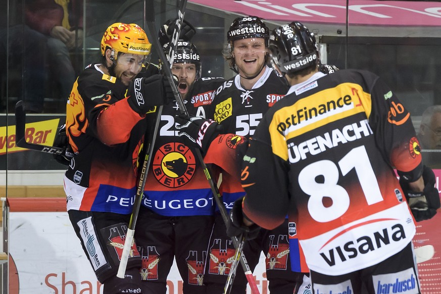 Berns Andrew Ebbett, zweite-links, jubelt nach seinem Tor (2-0) mit Berns Topscorer Simon Moser, Berns Calle Andersson, und Berns Thomas Ruefenacht, von links, im dritten Eishockey Playoff-Halbfinalsp ...