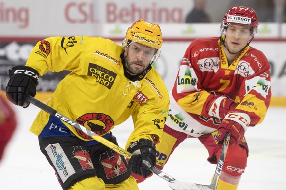 Biels Benoit Jecker, rechts, kaempft um den Puck gegen Berns Topscorer Andrew Ebbett, links, waehrend dem Eishockeyspiel der National League zwischen dem EHC Biel und dem SC Bern, am Samstag 13. Janua ...