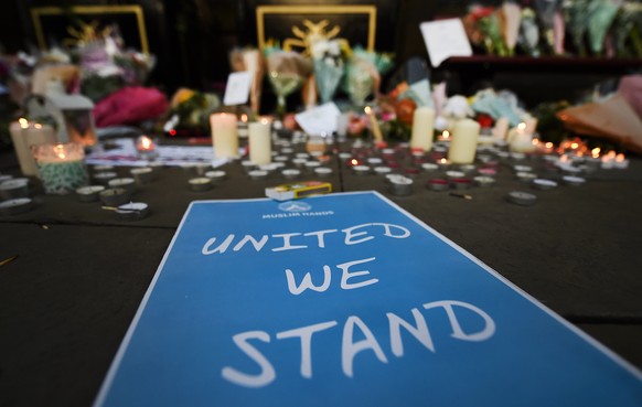 epa05984890 Tributes at a vigil for the people who lost their lives during the Manchester terror attack in central Manchester, Britain, 23 May 2017. Britain is on high alert following the Manchester t ...