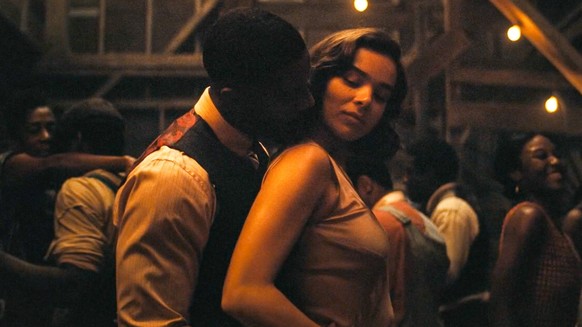 Hailee Steinfeld and Michael B. Jordan USA. Hailee Steinfeld and Michael B. Jordan in a scene from CWarner Bros. new movie: Sinners 2025. Plot: Trying to leave their troubled lives behind, twin brothe ...