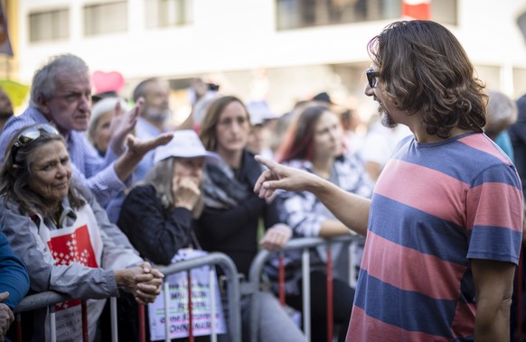 Kabarettist Andreas Thiel spricht mit Demonstranten an einer Kundgebung gegen die Massnahmen zur Eindaemmung des Coronavirus auf dem Neumarkt in Winterthur, am Samstag, 18. September 2021. (KEYSTONE/M ...