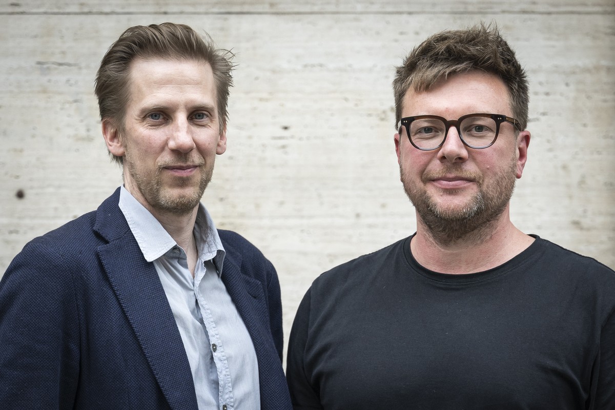 ACHTUNG: EMBARGO BIS 00:01 UHR 11.11.2025 --- Die Autoren Mikael Krogerus, links, und Christof Gertsch, rechts, posieren fuer ein Portrait an der Praesentation der Biografie "Marco Odermatt - Mei ...