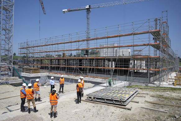 Ein Blick auf die Baustelle, anlaesslich einer Medienfuehrung durch die Baustelle des Spital Neubau in Wolhusen vor dem bestehenden Spitalgebaeude des Kantonsspital Wolhusen der Luzerner Kantonsspital ...