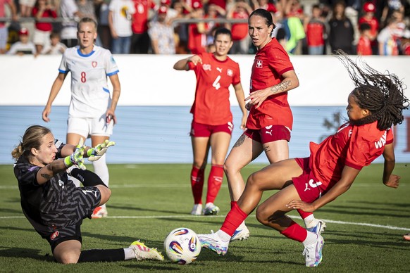 epa12199594 Switzerland&#039;s Leila Wandeler, right, attempts to score against, Czech Republic&#039;s goalkeeper Barbora Votikova, left, during a women&#039;s international friendly soccer match betw ...