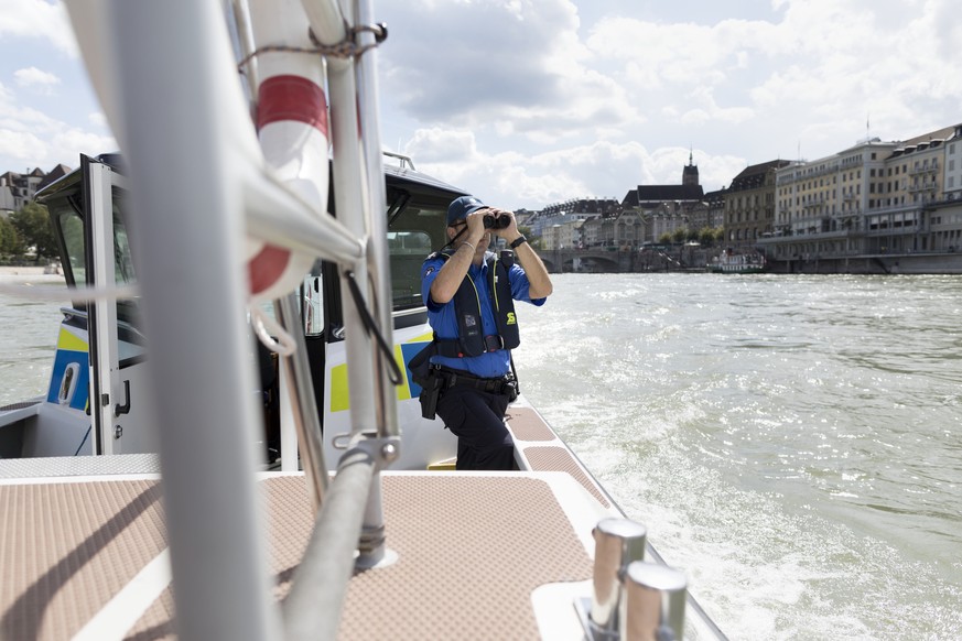 ZUM GRENZWACHTKORPS STELLEN WIR IHNEN HEUTE, MITTWOCH, 17. OKTOBER 2017, FOLGENDES NEUES BILDMATERIAL ZUR VERFUEGUNG --- A member of the Swiss Border Guard pictured on a boat on the Rhine in Basel, Sw ...