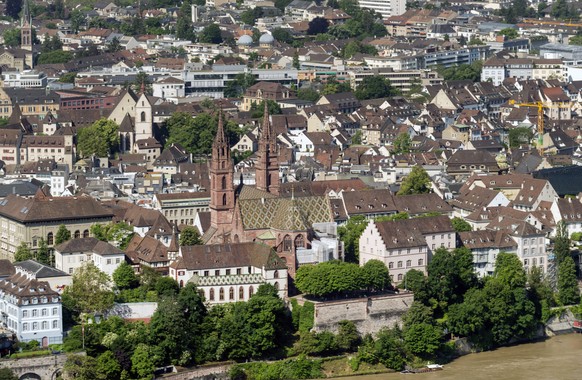 Aussicht auf die Stadt mit dem Muenster vom Roche Buerohochhaus Bau 2 aus gesehen, in Basel, am Freitag, 11. Juni 2021. (KEYSTONE/Georgios Kefalas)