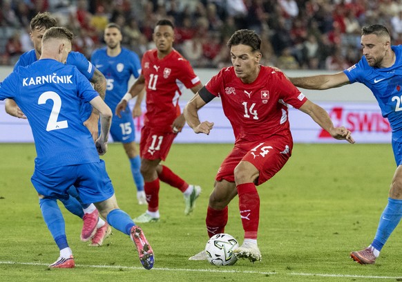 Ardon Jashari, centre, from Switzerland play against Zan Karnicnik, left, and Aljosa Matko, right, from Slovenia during the UEFA Nations League, Leaegue B, Group 1 soccer match between Switzerland and ...