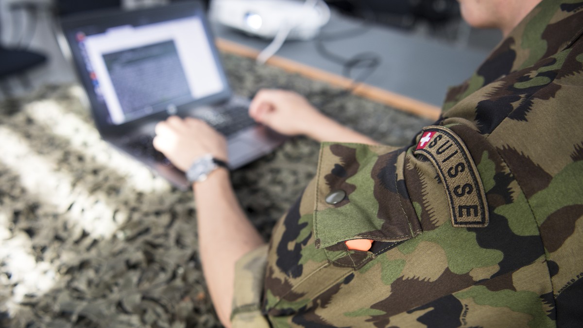 ARCHIVBILD ZUR MELDUNG, DASS DER BUNDESRAT 2021 IM RAHMEN DER ARMEEBOTSCHAFT RUND 2,3 MILLIARDEN IN DIE ARMEE INVESTIEREN WILL, AM DONNERTAG, 18. FEBRUAR 2021 - Ein Soldat bedient einen Computer anlae ...