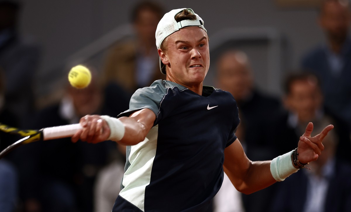 epa09990483 Holger Rune of Denmark plays Casper Ruud of Norway in their men?s quarterfinal match during the French Open tennis tournament at Roland ?Garros in Paris, France, 01 June 2022. EPA/YOAN VAL ...