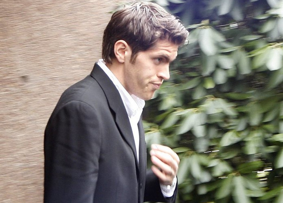 JAHRESRUECKBLICK 2006 - SPORT - SCHWEIZ FIFA ANHOERUNG BENJAMIN HUGGEL: Der Schweizer Fussballer Benjamin Huggel verlaesst das FIFA Gebaeude durch den Hintereingang in Zuerich am Montag, 6. Februar 20 ...