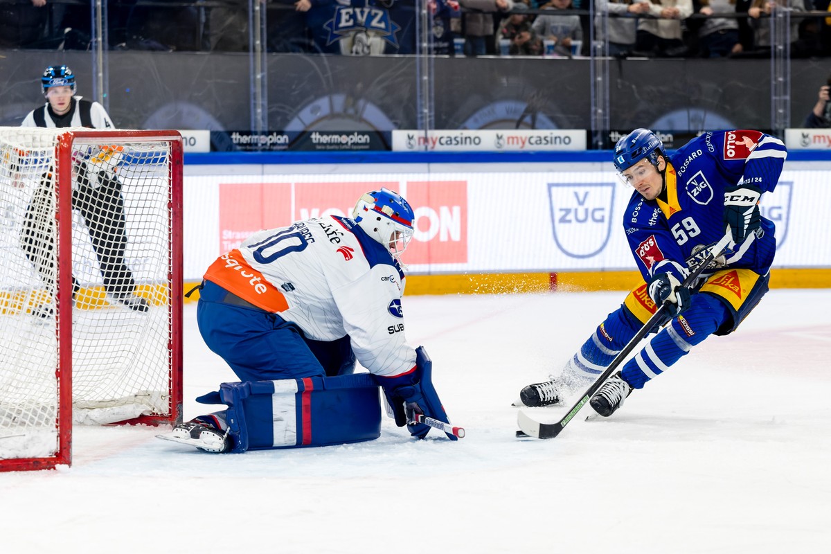 EV Zugs Dario Simion, rechts, scheitert an ZSC Lions' Torhueter Simon Hrubec im Eishockey Qualifikationsspiel der National League zwischen dem EV Zug und den ZSC Lions am Dienstag, 28. November 2 ...