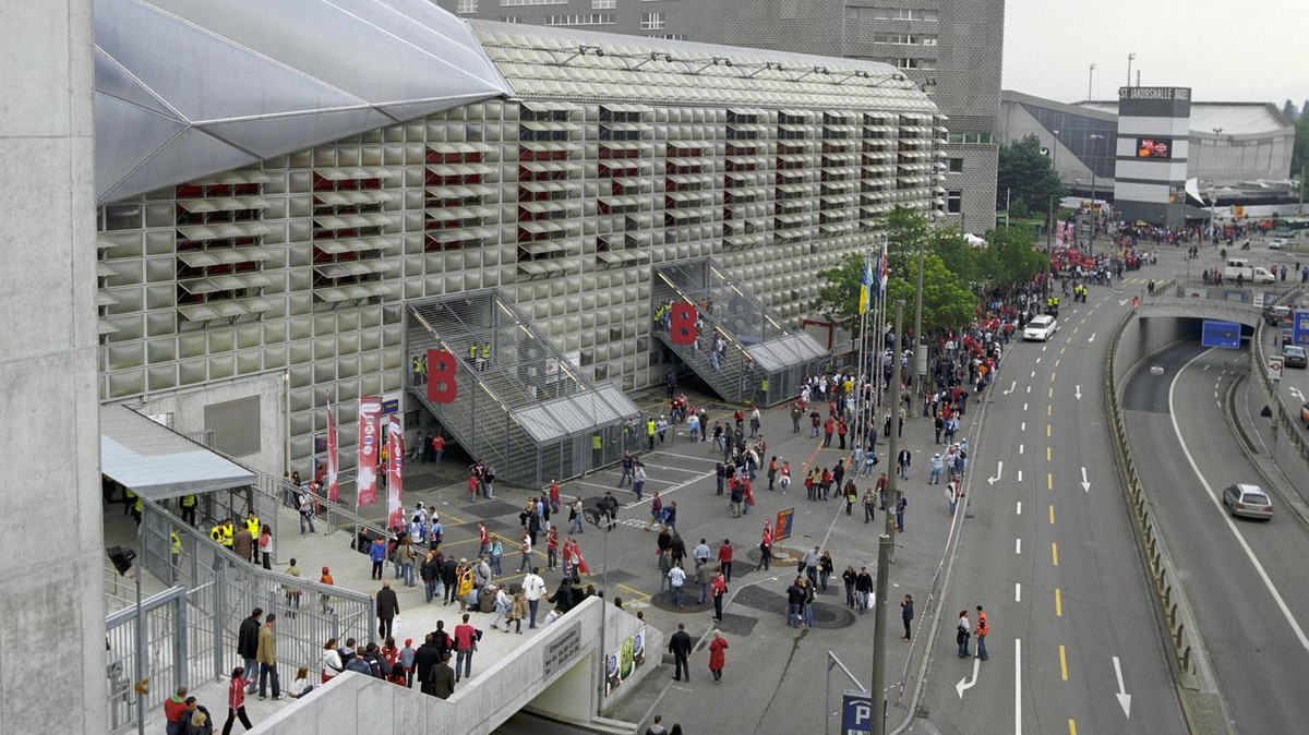 Fans und Zuschauer treffen am 2. Juni 2007 zum Freundschaftsspiel Schweiz - Argentinien im St. Jakob Park in Basel ein. Das Spiel endete mit einem 1:1 Unentschieden. (KEYSTONE/Gaetan Bally)

Supporter ...