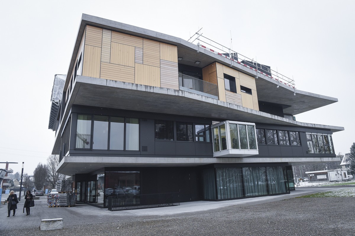 epa06505650 An exterior view of the building 'Nest' of the 'Urban Mining &amp; Recycling residential module' during a media tour of EMPA, Swiss federal laboratories for materials s ...