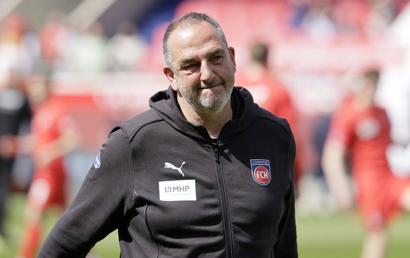 epa12040679 Head coach Frank Schmidt of Heidenheim reacts before the German Bundesliga soccer match between 1. FC Heidenheim 1846 and FC Bayern Munich in Heidenheim, Germany, 19 April 2025. EPA/RONALD ...