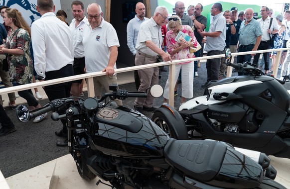 Personen begutachten Motorraeder als Preise im Gabentempel auf dem Festgelaende, am Freitag, 12. August 2022, in Pratteln. Vom 26. bis 28. August findet hier das Eidgenoessische Schwing und Aelplerfes ...