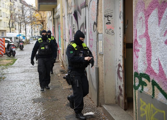 23.11.2023, Berlin: Polizeibeamte gehen bei einer Razzia in Berlin-Friedrichshain zum Eingang eines Geb�udes. Sicherheitskr�fte haben im Zusammenhang mit dem Verbot der Terrororganisation Hamas und de ...
