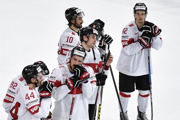 Switzerlandâs player react after their Ice Hockey World Championship quarter final match between Switzerland and Sweden in Paris, France on Thursday, May 18, 2017. (KEYSTONE/Peter Schneider)