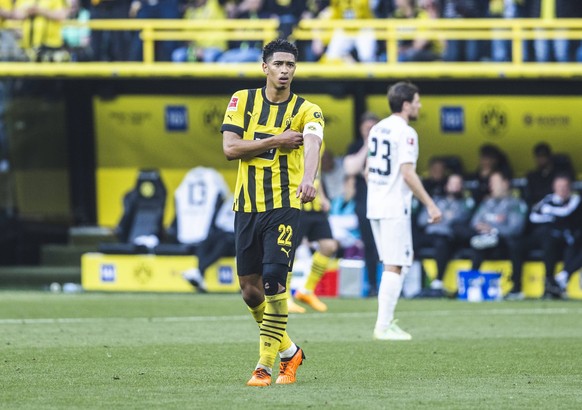 Dortmund, Signal Iduna Park, 13.05.23: Jude Bellingham BVB bekommt von Mats Hummels die Kapitänsbinde bei seiner Auswechslung beim Spiel der 1.Bundesliga Borussia Dortmund vs. Borussia Mönchengladbach ...