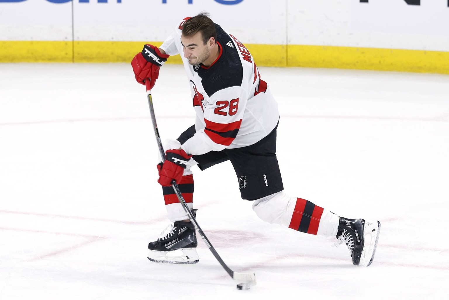 NHL, Eishockey Herren, USA New Jersey Devils at Winnipeg Jets Nov 14, 2023 Winnipeg, Manitoba, CAN New Jersey Devils right wing Timo Meier 28 warms up before a game against the Winnipeg Jets at Canada ...