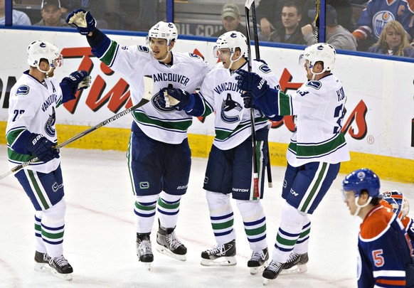 Vancouver Canucks' Daniel Sedin (22), Luca Sbisa (5, 2. v.l.), Radim Vrbata (17) und Henrik Sedin (33) feiern ein Tor.