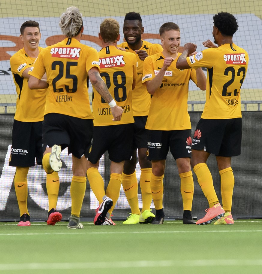 YBs Jean-Pierre Nsame, Mitte, jubelt nach seinem Tor (4-0) mit seinem Teamkollegen, im Fussball Meisterschaftsspiel der Super League zwischen dem BSC Young Boys und dem FC Neuchatel Xamax, im Stade de ...