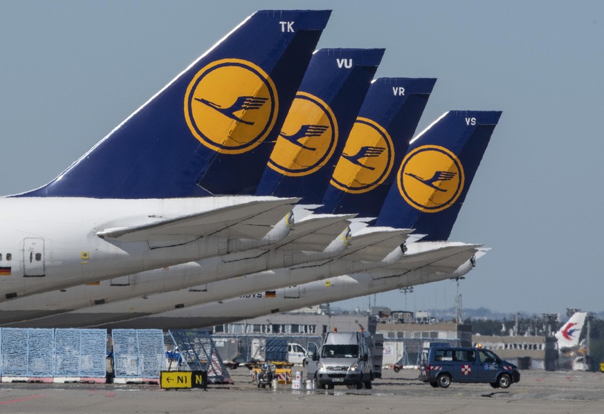 ARCHIV - 06.05.2020, Hessen, Frankfurt/Main: Stillgelegte Passagiermaschine der Lufthansa stehen auf dem Flughafen Frankfurt. Die Lufthansa hat offiziell best�tigt, dass sie mit dem deutschen Staat �b ...