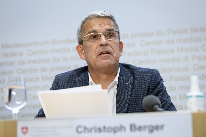 Christoph Berger, Praesident, Eidgenoessische Kommission fuer Impffragen EKIF, spricht an einem Point de Presse zur Covid 19 Situation, am Dienstag, 16. November 2021, in Bern. (KEYSTONE/Anthony Anex)