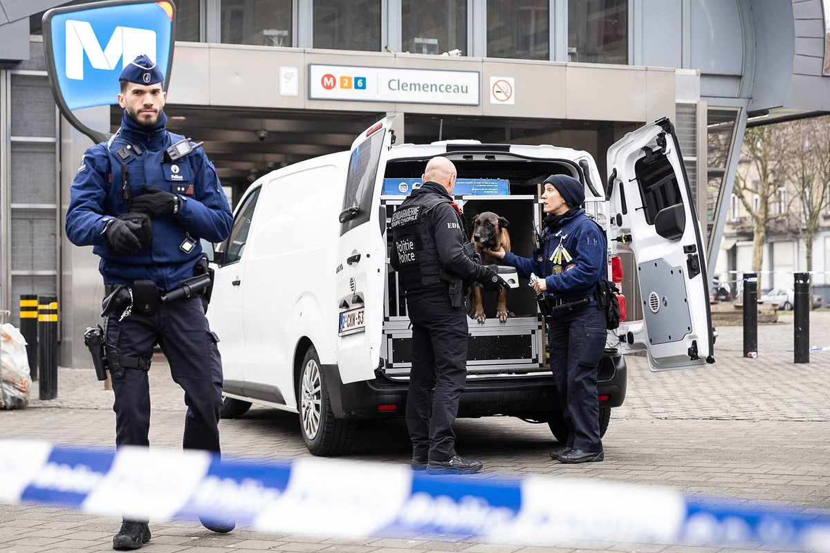 Police pictured outside the Clemenceau metro station, which is closed off after a shooting this morning, Wednesday 05 February 2025 in Cureghem - Kuregem, Anderlecht, Brussels. PUBLICATIONxNOTxINxBELx ...