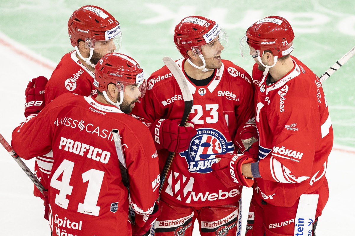 SC Rapperswil-Jona Lakers Nico Duenner, 2. rechts, jubelt mit Teamkollegen nach seinem Tor im Eishockeyspiel der National League zwischen den Rapperswil-Jona Lakers und dem HC Ajoie, am Freitag, 7. Ok ...