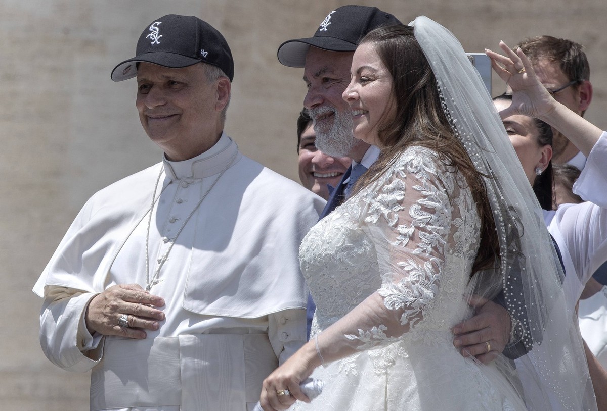 June 11, 2025, Vatican City, Vatican: Pope Leo XIV wears a Chicago White Sox baseball team cap given to him by a newly wedded couple during his weekly general audience in St. Peter s square. Vatican C ...