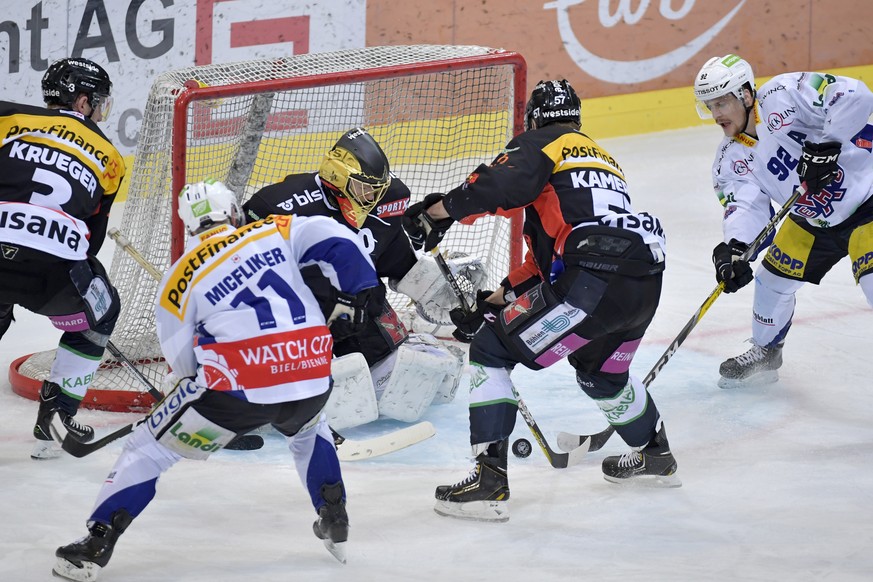 Die Berner Justin Krueger, Torhueter Leonardo Genoni und Jeremie Kamerzin, von links, und die Bieler Gaetan Haas und Jacob Micflikier, von rechts, kaempfen um den Puck im fuenften Eishockey Playoff-Vi ...