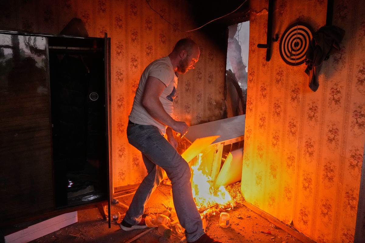 A local resident tries to put out the fire in his apartment following an intensive Russian air attack, in Kyiv, Ukraine, Sunday, May 24, 2026. (AP Photo/Efrem Lukatsky)
Russia Ukraine War