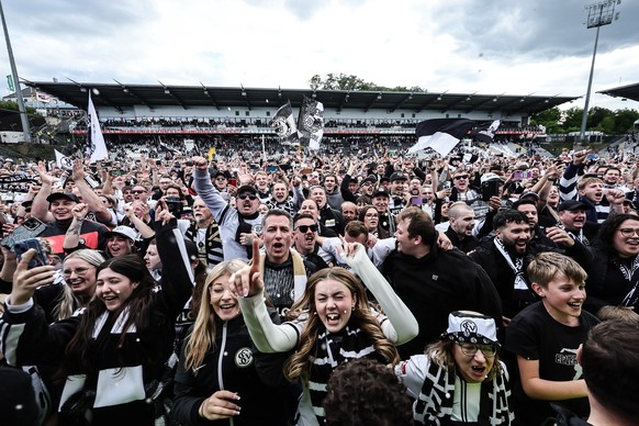 epa12968446 Fans celebrate Elversberg's promotion to the 1st division of the Bundesliga with fans after the German Bundesliga second division soccer match between SV Elversberg and Preussen Muens ...