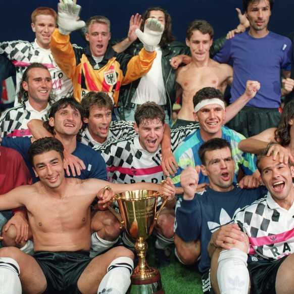 Der FC Aarau wurde 1993 Meister (mit Roberto Di Matteo, unten links) und ist heute Letzter in der Challenge League.