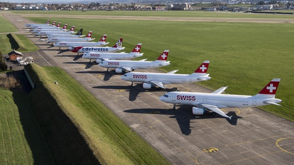 ARCHIVBILD ZUR MELDUNG, DASS DER BUNDESRAT SCHWEIZER AIRLINES MIT 1,3 MILLIARDEN FRANKEN HELFEN WILL - Parked planes of the airline Swiss at the airport in Duebendorf, Switzerland on Monday, 23 March  ...