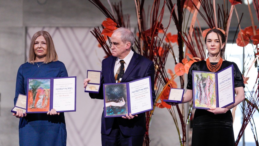 epa10358850 (L-R) Natallia Pintsyuk, representing her husband, the activist Ales Bialiatski from Belarus, Jan Rachinsky, representing the Russian organization Memorial and Oleksandra Matviichuk, repre ...