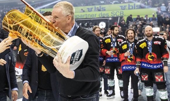 SC Bern Cheftrainer Kari Jalonen kuesst den Pokal nach dem Sieg im fuenften Eishockey Playoff-Finalspiel der National League zwischen dem SC Bern und dem EV Zug, am Samstag, 20. April 2019, in der Pos ...