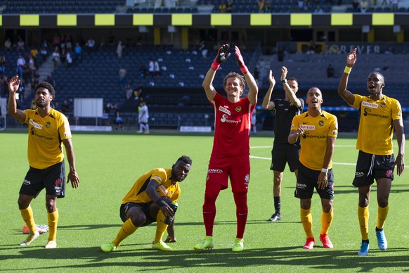 YB Torhueter Marco Woelfli, Mitte, jubelt mit seinen Teamkollegen Saidy Janko, Jean-Pierre Nsame, Marvin Spielmann und Christopher Martins Pereira, von links, nach dem Super League Spiel zwischen dem  ...